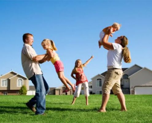 Família feliz num jardim com spa