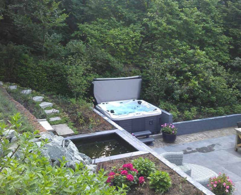 Spa Refresh exterior junto a lago e jardim