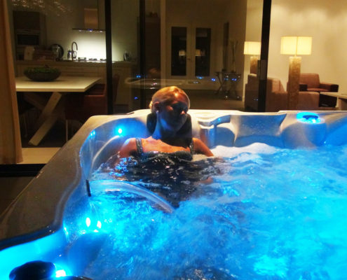 Spa Repose com iluminação LED azul à noite