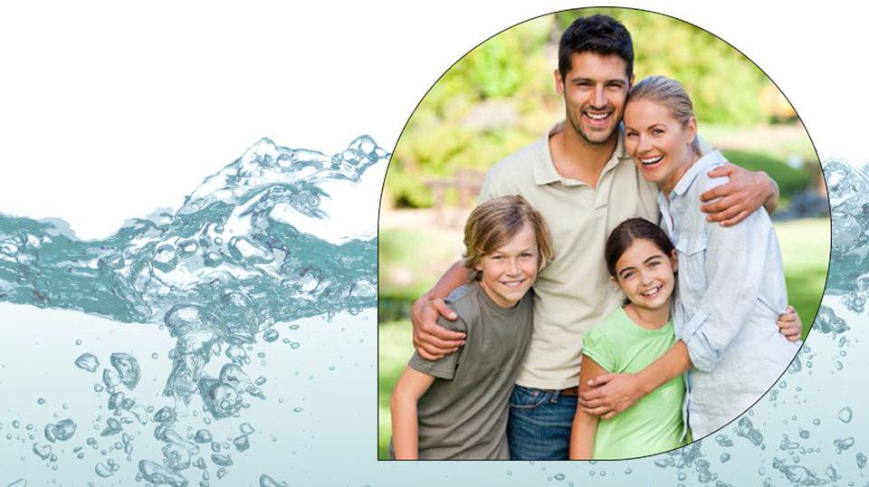Família feliz protegida pela qualidade da água EA SPAS