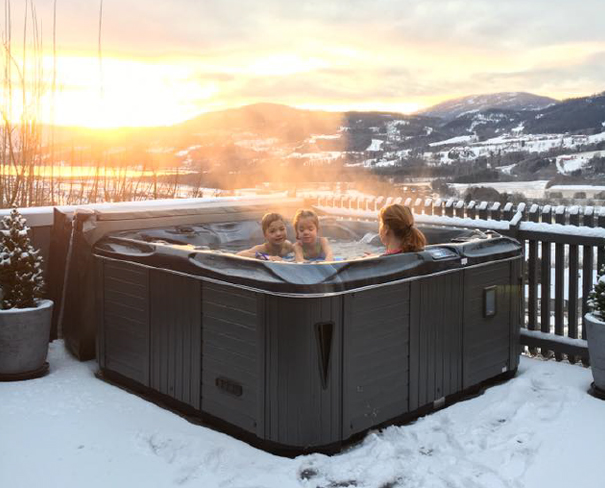 Spa exterior ao pôr-do-sol com utilizadores a desfrutar