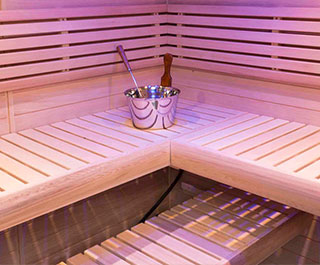 Detalhe interior de sauna em madeira clara