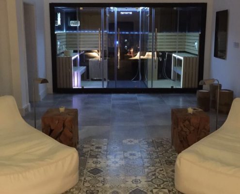 Lounge wellness com sauna ao fundo