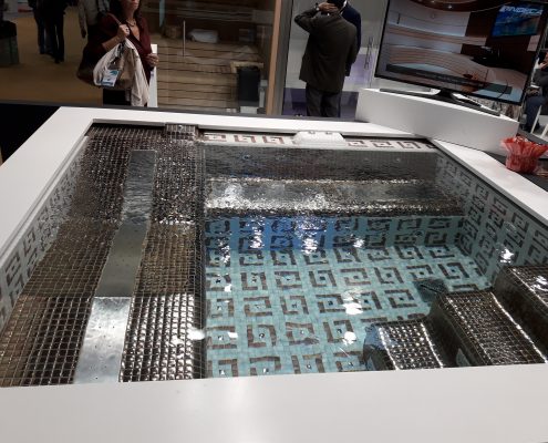 Pia de imersão revestida a mosaico decorativo