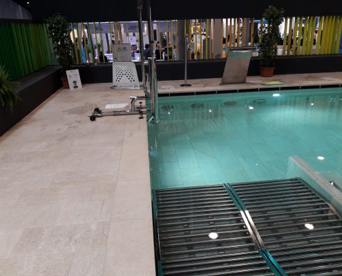 Piscina interior com cascata e área de descanso