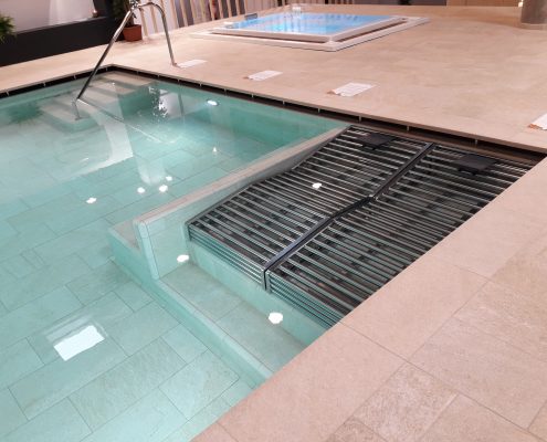 Piscina spa com escadas e degraus iluminados