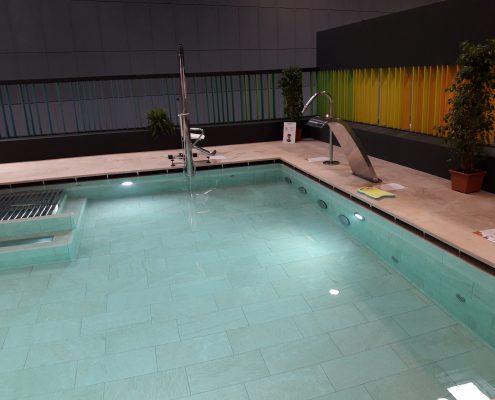 Piscina com duche cervical e bordo em pedra