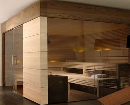 Sauna em madeira clara com bancos amplos